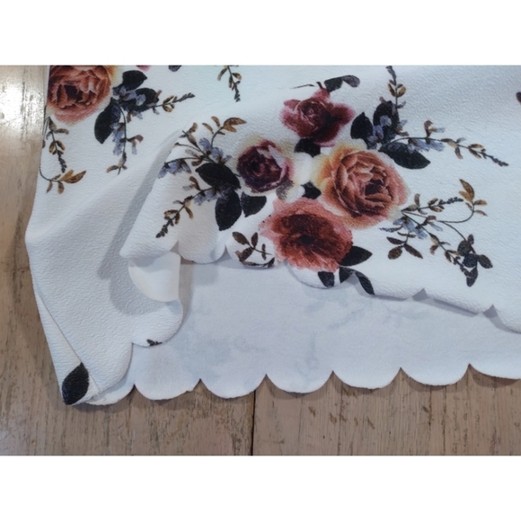 Shein floral top with scalloped hem - Picture 8 of 8